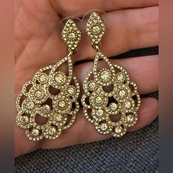 NWOT Gold Tone Vintage Style Chandelier Earrings with Clear Crystal Rhinestones. - Picture 2 of 4